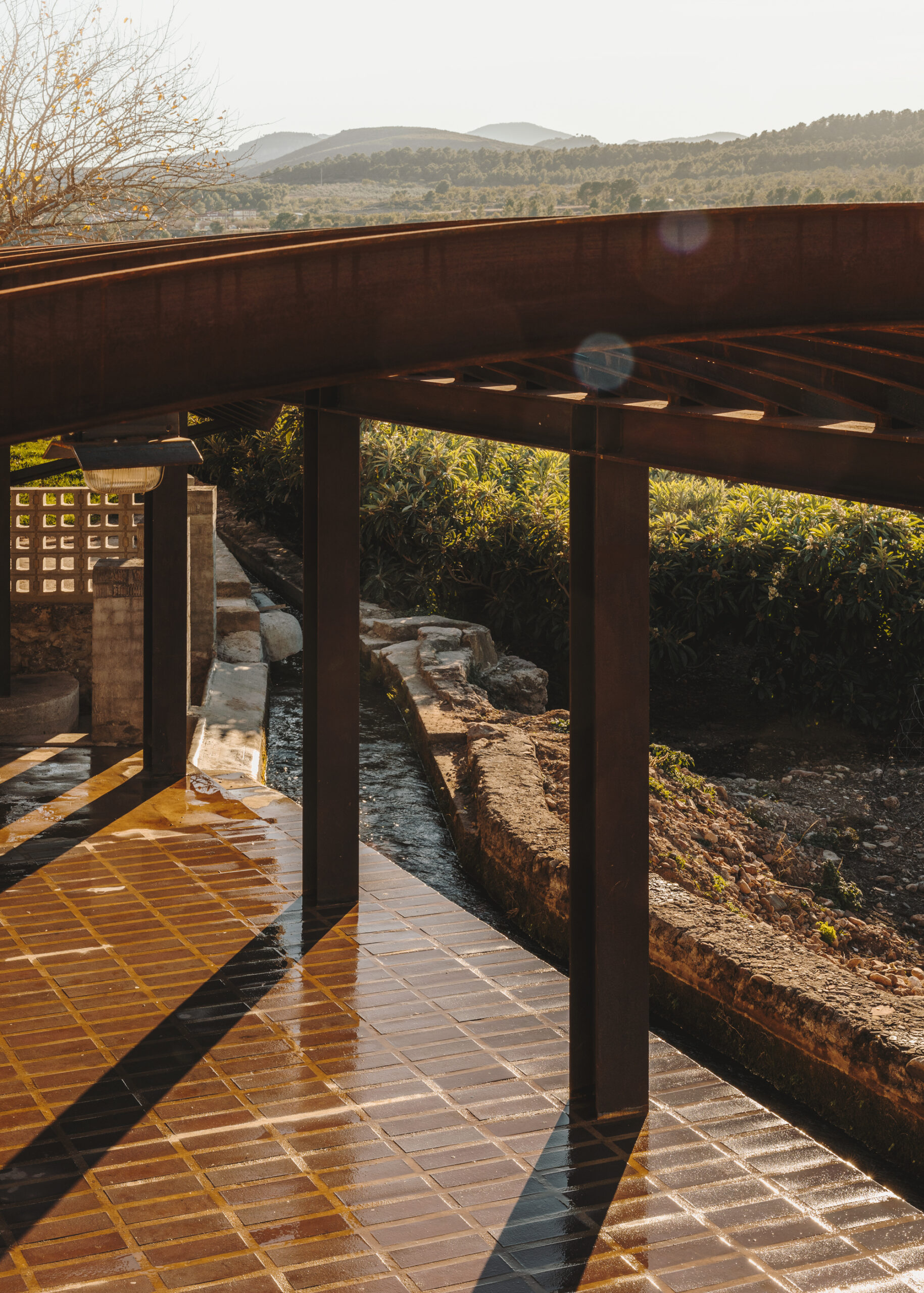 Exterior del proyecto una pérgola abierta a la huerta