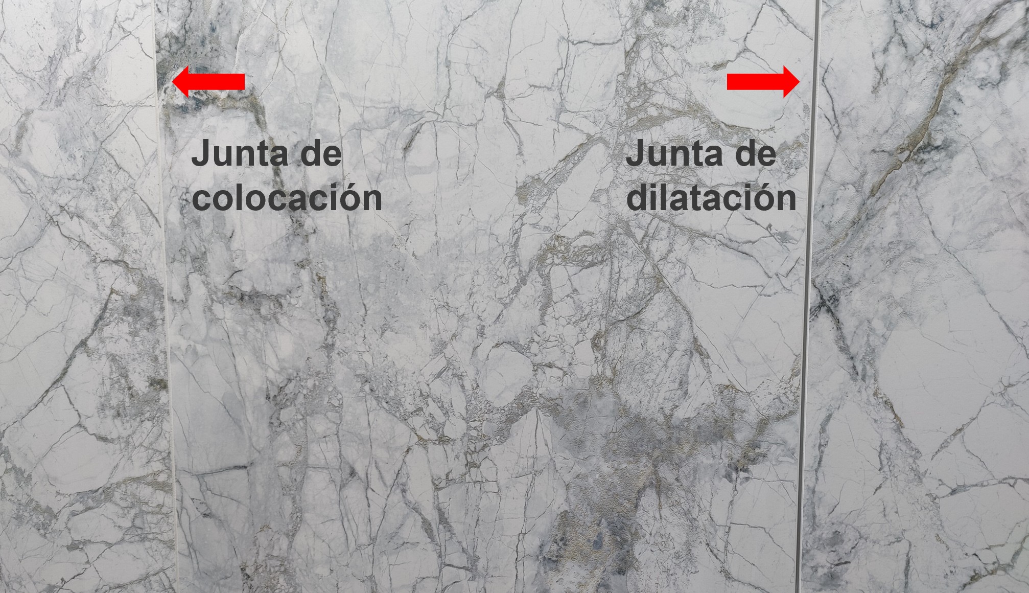 Imagen comparativa de junta de colocación y junta de dilatación en revestimiento cerámico, con flechas que indican su ubicación entre baldosas.