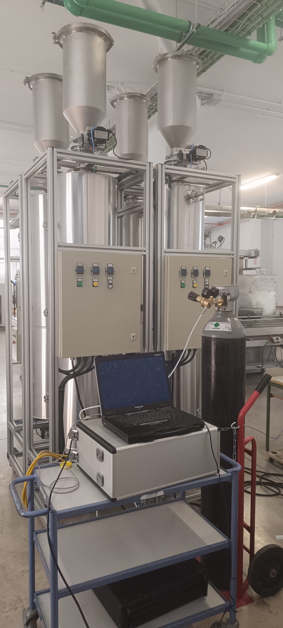 Planta piloto de captura de CO₂ con columnas, cuadros de control y equipo de medición para reducir emisiones de la industria cerámica